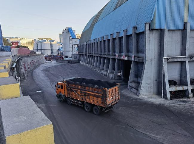 保供稳价下的山西煤矿运煤车夜间可上县城主干道拉煤排队三天三夜