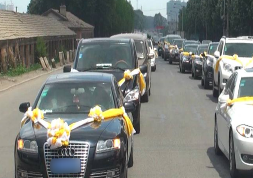 在农村,婚车和出殡车相遇到底谁该让行?村里老人:这样