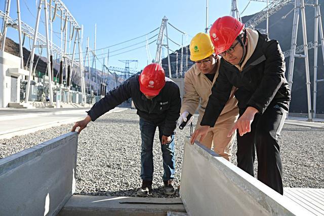 国网四川电力组织建管,工程监理,运行人员对电缆沟及防火墙封堵进行