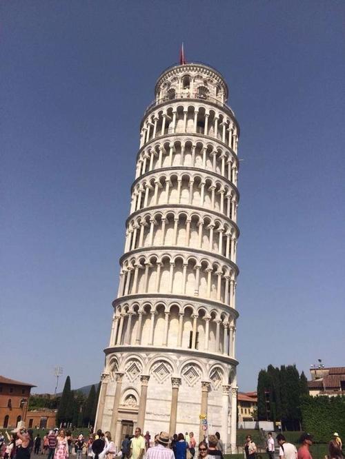 斗兽场,罗马的又一有名建筑.其历史带着那么点血腥色彩.