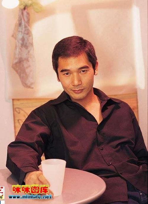 许多评论这样说"方中信太帅了,所以尽管演技很好,但是大家往往却只