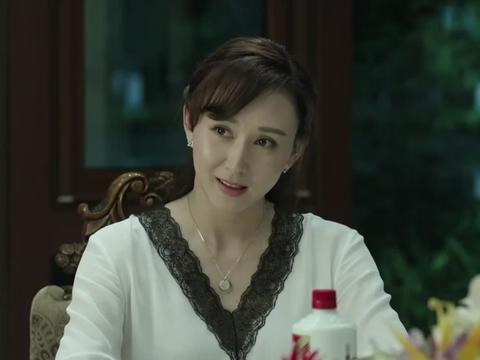 人民的名义:高小琴给侯亮平夹菜,怎料侯亮平警惕性太