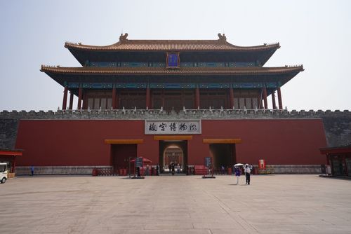 故宫北门也是后门对面是景山公园
