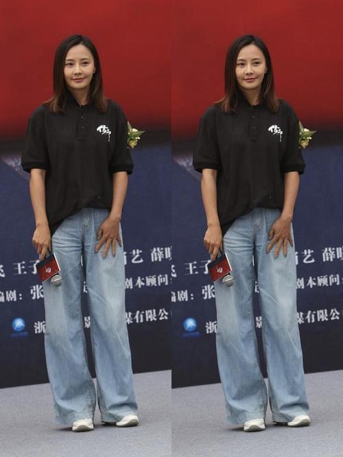 马雅舒穿得挺"便宜"的,t恤牛仔裤真接地气,看脸还是老