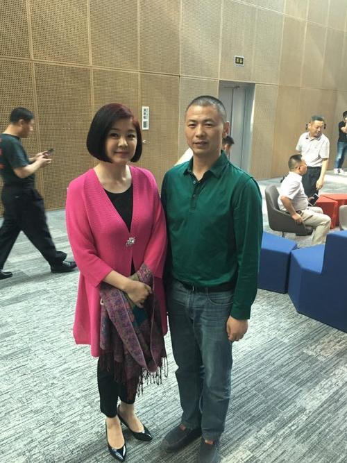 终于见到了传说中的央视心理访谈主持人:阿果啦.