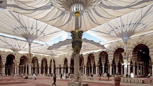 麦地那 先知清真寺的活动遮阳伞,大型庭院伞