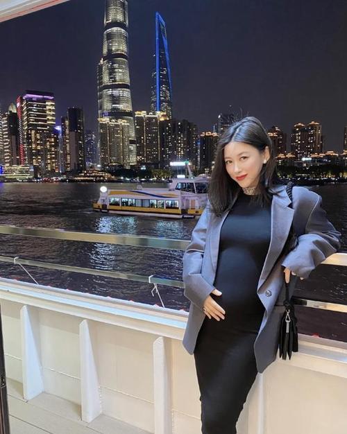 原创朱珠最美孕妇造型曝光!过生日像走红毯,挺8月大肚子穿黑色礼服