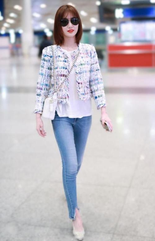 毛晓彤美得精致,复古造型完美演绎"涩女郎",骨感身材有女人味