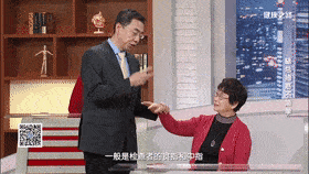 在家中做膝跳反射检查,让测试者坐在床边保持双脚离地,自然下垂,然后
