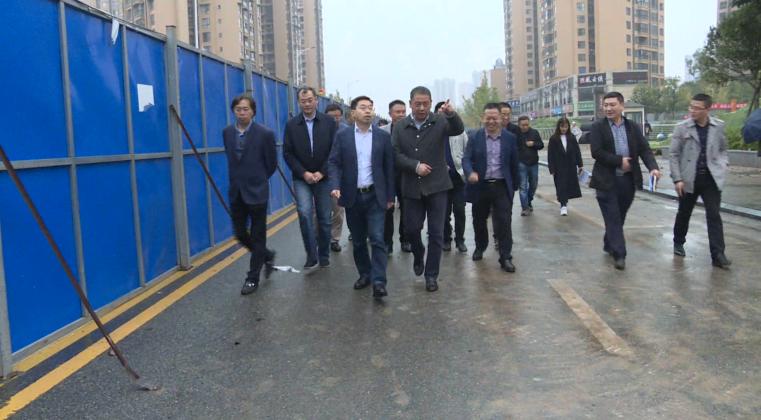 史燚和张学军,赵少雄又来到了正在加紧施工的南湖广场,南湖公园排水口