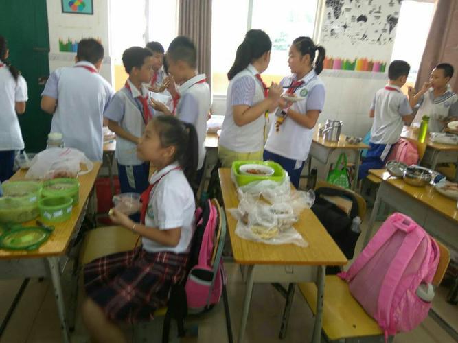 三亚市八一小学四(5)班美食节活动成功举办