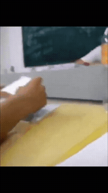 搞笑gif段子:这是赤脚大仙的鞋子吧