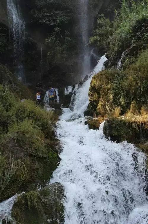 鹿寨中渡古镇游玩,午餐在中渡古镇吃快餐或米粉,之后前往响水瀑布游玩