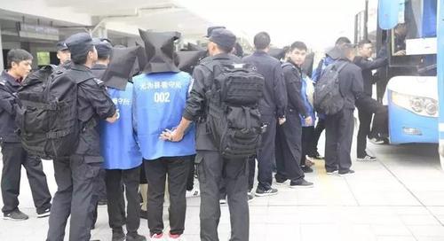6个特大诈骗团伙被一窝端,车站上演大型押解现场!