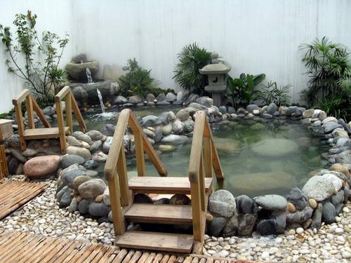 温泉中心分为室内和室外两部分,室外部分有温泉特色泡池和独立汤屋.