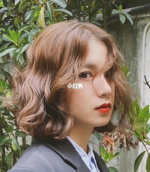 2022年短发复古法式烫_短发_发型_法式烫发_法式风格_烫发_复古