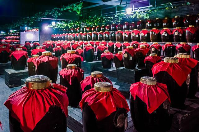 探秘中国第一家地下私人酒窖"华夏第一窖" 让杜康酒变液体黄金