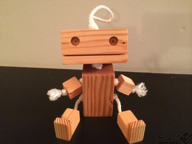用废木头手工制作创意机器人玩具挂件