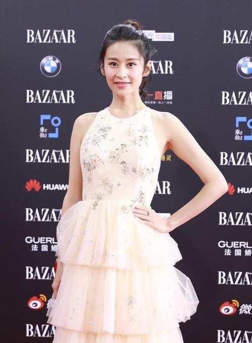 颖儿曾因胖被嘲,从140斤瘦到90斤后,穿抹胸裙都能看到