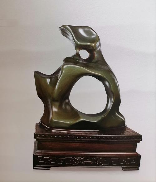 广西摩尔石   造型类   59×69×27cm    陈鸿斌收藏    谢礼波配诗