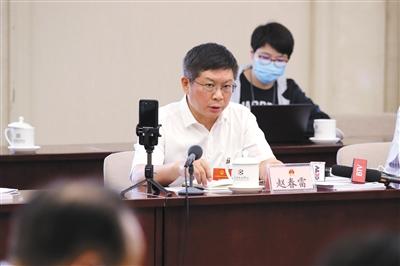 全国人大代表,中国铁路北京局集团有限公司董事长赵春雷.