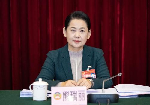 熊瑞丽出席会议,夏俊松,张斌,赵学农,王冰到会听取意见建议,胡炜彤