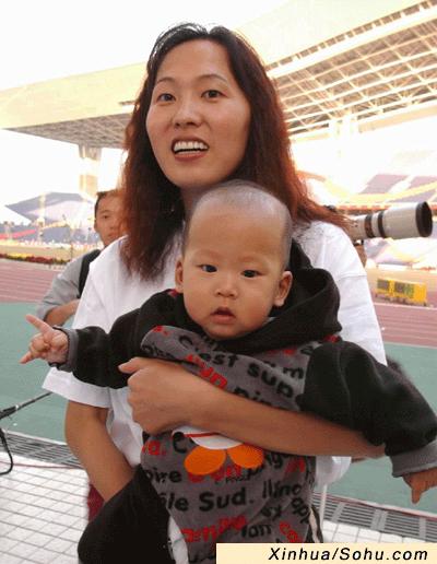 "东方神鹿"王军霞携子来到九运田径赛场(图)