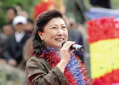 高秀敏去世15年,女儿立誓要继承母业,如今却成了"整容怪"