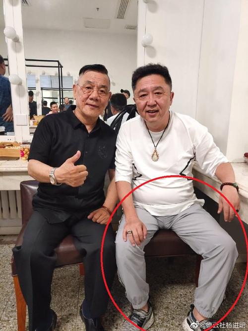 原创杨进明宣布加盟德云社却被于谦的紧身裤抢了风头网友笑哭了