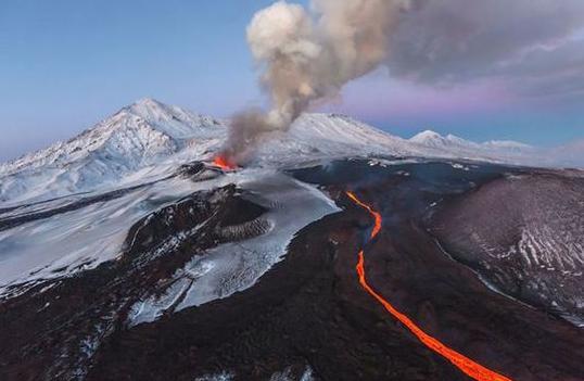 俄堪察加半岛卡雷姆火山喷发 灰柱高达5000米