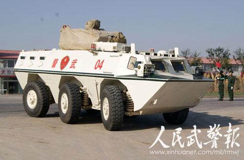 中国武警驻天津某部顺利完成新型装甲车交接