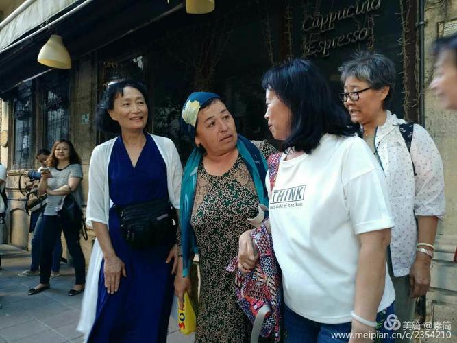 图中是晚餐后团友跟一位满口镶满金牙的,说俄语的旅客合影