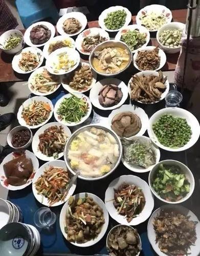 今年带着老婆和女儿回家,爸妈准备了满满的一桌年夜饭,不管吃啥,和