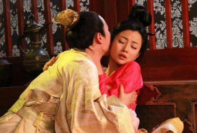 好色皇帝,为方便办事令宫女穿开裆裤,临终前仍和三个美女缠绵