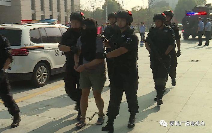 潜逃十年!"蓝色沸点"犯罪嫌疑人之一代某今日被押回蒙城!