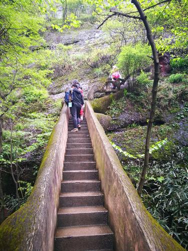 永康有轩辕黄帝在石城山下炼铜铸鼎的传说,根据这个典故,园周人在滴水