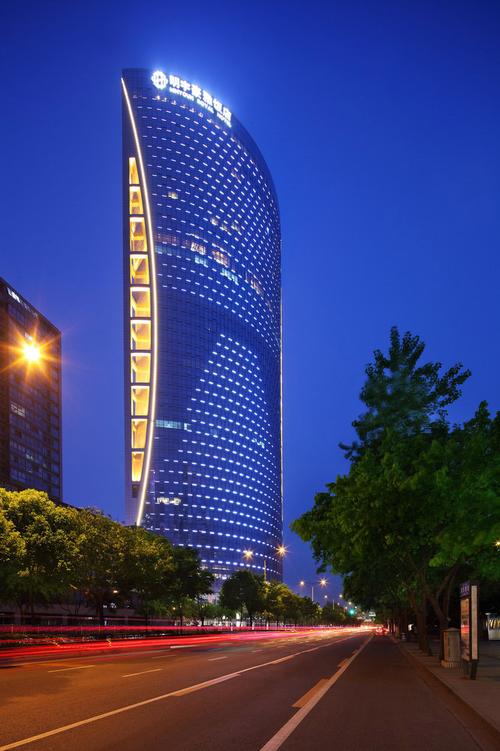 成都东大明宇豪雅饭店在2013年与ifs,远洋太古里先后建成,并有着步行