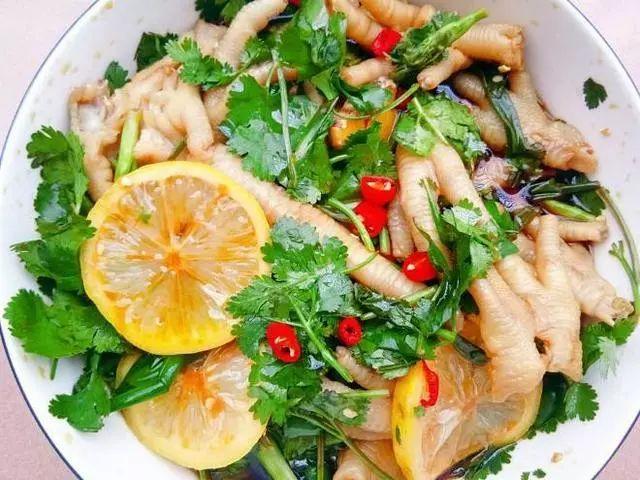 第1种:网红柠檬泡椒凤爪做法:1,生鸡爪洗净剪掉指甲,切成小块