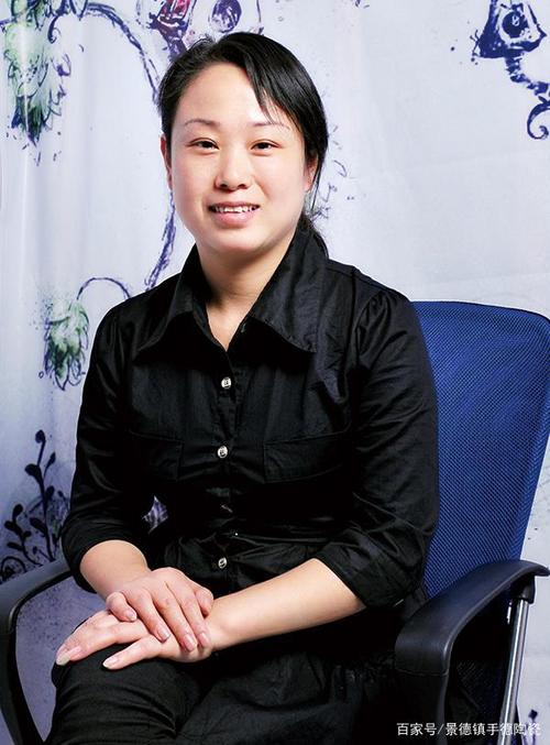 吴云霞,江西省高级工艺美术师,擅长古彩技法,是古彩非遗传承人.