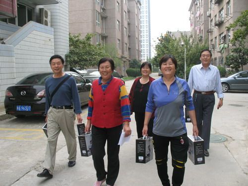 互助小组用爱心善行温暖离退休职工