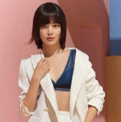 辛芷蕾大胆起来有多美?穿西装拍广告不扣纽扣,轻松凹出少女身材