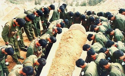 原创中越战争之血染松毛岭:图6战士们为牺牲战友默哀,场面令人心痛