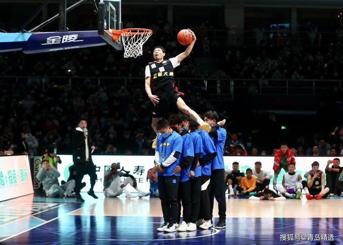实拍cba扣篮大赛,张镇麟加冕"扣篮王"
