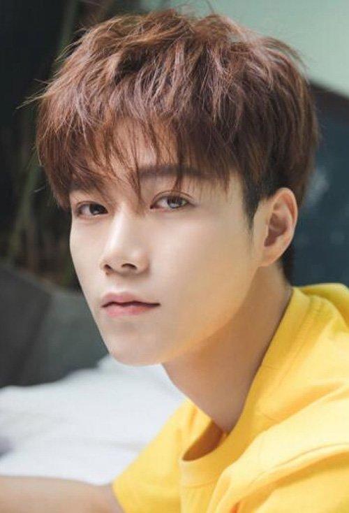 度的短发,染出的深头发颜色部分愈加迷人,耍出男生威风度的短头发设计