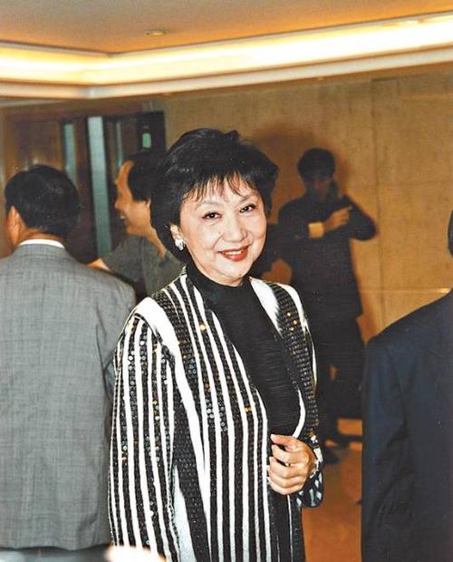 50岁之后,夏梦退居幕后 转做制片人 ,捧红了刘德华.