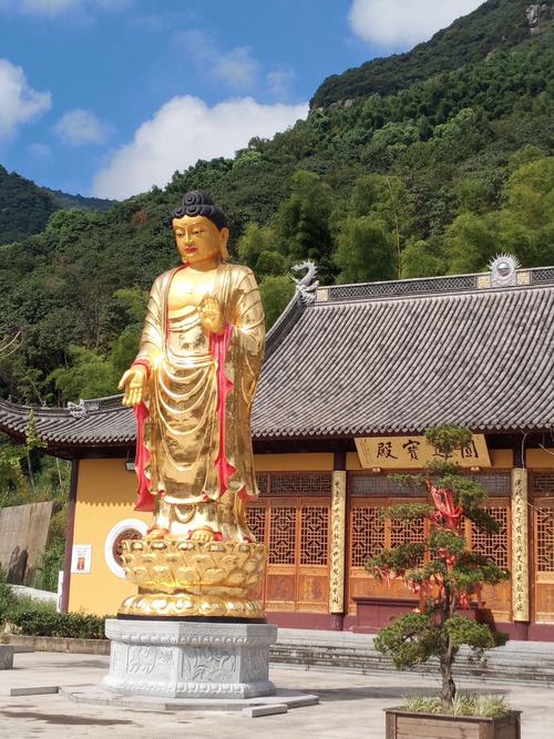 财神山,它得名于民间的一个美丽传说.
