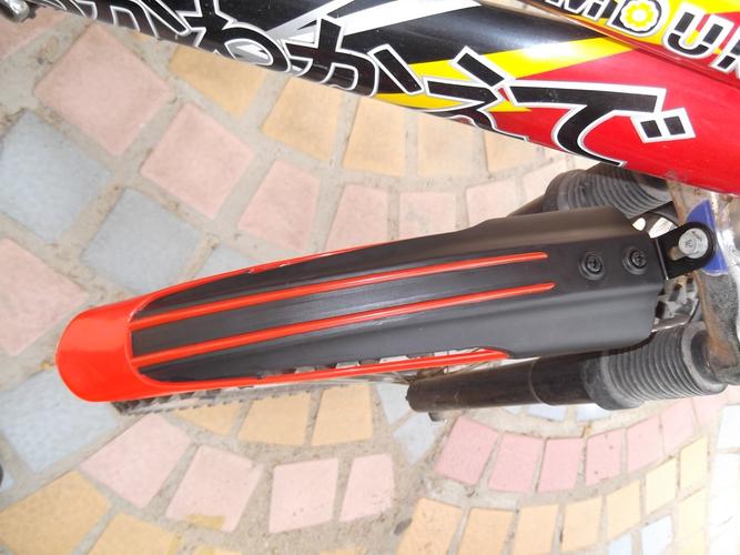 红色自行车挡泥板