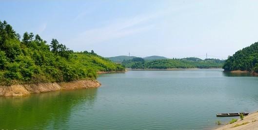 云峰湖风光(网友绿岛龙来 摄)