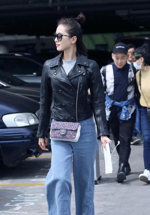 刘诗诗用皮夹克搭配牛仔阔腿裤,帅气十足.