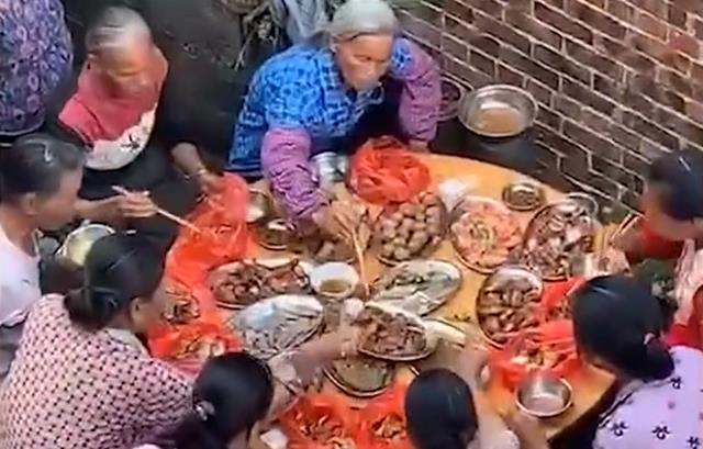 广西:农村吃席遇大妈"闪电"手,上菜分抢装袋酒席变打包现场